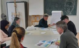 Loko Cartoons geeft uitleg hoe je een cartoonpoppetje tekent, hoe je een gezicht tekent en een lichaam tekent, tijdens een workshop cartoons tekenen.