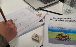 Deelnemer aan een workshop cartoons tekenen tekent een eigen cartoon.