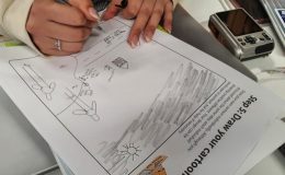 Deelnemer aan een workshop cartoons tekenen tekent een eigen cartoon.